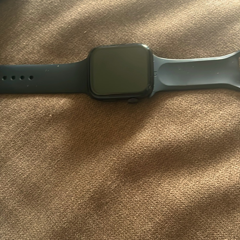 My name s chris I’m selling an Apple watch for 180 ￼